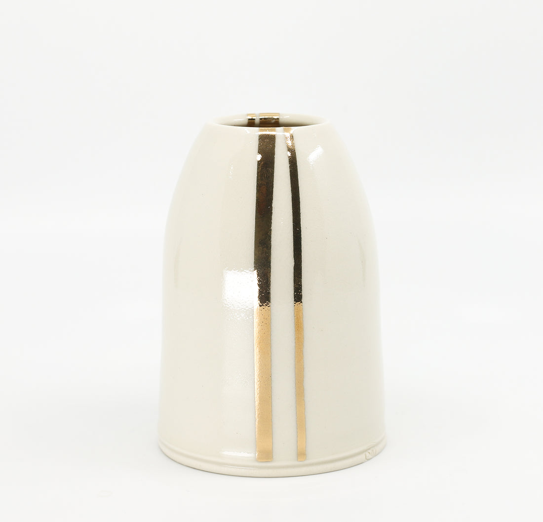 Bud vase in snow white and gold